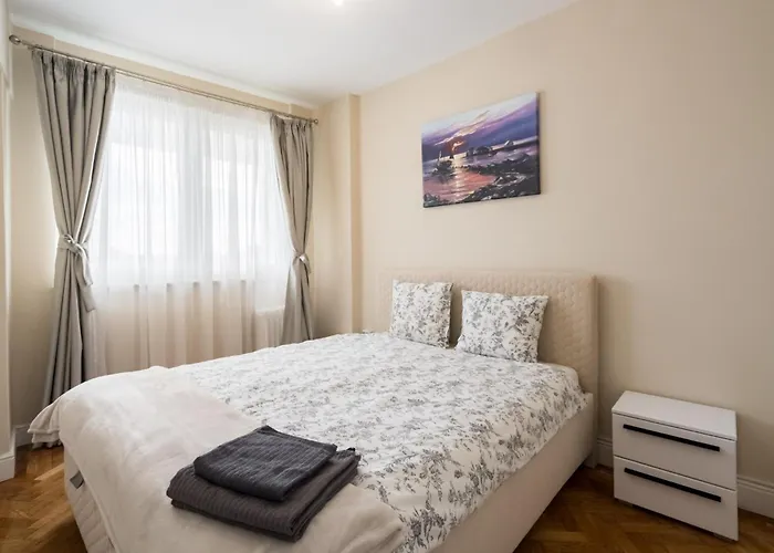 View With Private Balcony Apartment *