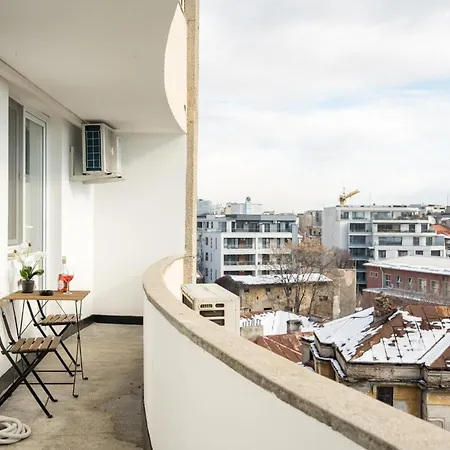 View With Private Balcony Apartment *