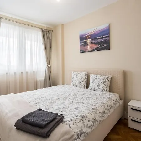 View With Private Balcony Apartment *