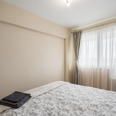 View With Private Balcony Apartment *